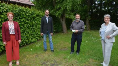 Bild: jr
Verabschiedet aus der Kreistagsfraktion Bündnis 90/Die Grünen wurde Franz Heinrich (Zweiter von rechts), der Tirschenreuther gehörte 13 Jahre lang dem Kreistag an. Neu im Gremium ist Josef Schmidt (Zweiter von links), hinzu kommen die Grünen-Kreisräte MdL Anna Toman (links) und Heidrun Schelzke-Deubzer, es fehlt Lisa Rauh.