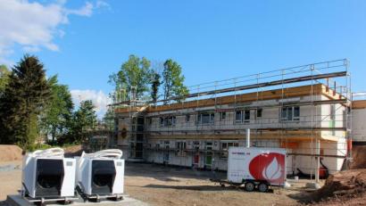 Bild: stg
Am Donnerstag war noch Ortstermin des Bauausschusses. Kurze Zeit später waren die teuren Geräte (links) für den Kemnather Kinderhort plötzlich weg. An Pfingsten kommt anscheinend nicht nur der Heilige Geist.