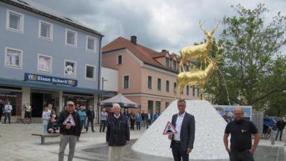 Bild: fg
Zufriedene Gesichter bei der improvisierten Brunneninbetriebnahme am Hirschauer Marktplatz (von links): Künstler Wilhelm Koch, Sponsor Klaus Conrad, 1. Bürgermeister Hermann Falk und Brunnentechniker Benedikt Thorwart.