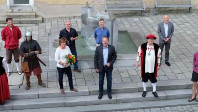 Bild: twi
Rathaus und Organisationsausschüsse verabschiedeten Martina Klose (vorne Dritte von links). Dabei waren (vorne von links) Irene Ehemann, Michael Giesl, Bürgermeister Frank Zeitler, Karl Beer und Heidi Eckl sowie (hinten von links) Thomas Prey, Joseph Ferstl, Raphael Haubelt und Ernst Bräutigam.