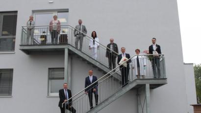 Bild: exb
Der neue Krankenhausleiter der Regionen Nord / West Timo Sonntag (r.) wurde jetzt im Rahmen einer kleinen Feierstunde von Medizinischer Direktorin Michaela Hutzler, Pflegedienstleitung Renate Lindgens, Personalchef Martin Neuhaus, der bisherigen Krankenhausleiterin Claudia Kost, Gesamtbetriebsratsvorsitzenden Roland Gleißner, Ärztlicher Direktorin Elisabeth Eißner, Landrat Roland Grillmeier, Bürgermeister Franz Stahl und Vorstand Dr. Thomas Egginger (von oben nach unten) begrüßt.