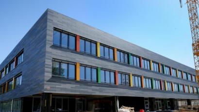 Bild: Stephan Huber
Die Fassade der Walter-Höllerer-Realschule strahlt in neuem Glanz. Vier verschiedene Farben sorgen für Abwechslung und einen neuen Auftritt.