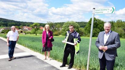 Bild: no
Die offizielle Freigabe des Radwegs besiegeln (von links) Diplomingenieur Rainer Rubenbauer vom gleichnamigen Tiefbauunternehmen, die Bürgermeisterin der Gemeinde Birgland, Brigitte Bachmann, Bauoberrat Stefan Noll vom Straßenbauamt Amberg-Sulzbach und Landrat Richard Reisinger.