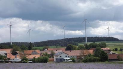 Bild: bnr
Der Windpark Pamsendorf leistet einen wichtigen Beitrag zur Energiewende. Statistisch gerechnet wurden 2019 rund 6700 Haushalte mit Öko-Strom versorgt.