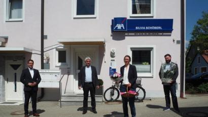 Bild: krb
Silvia Schöberl hat die Axa-Hauptvertretung in Neustadt übernommen. Zur offiziellen Üvernahme kamen einige Gratulanten, darunter auch Bürgermeister Sebastian Dippold.