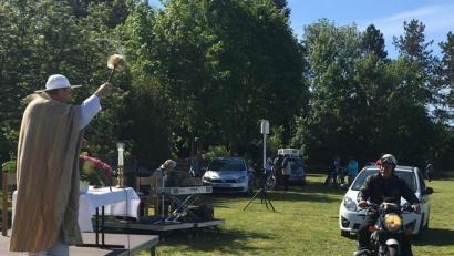 Bild: u
Vom Altarpodest aus besprengt Stadtpfarrer Johann Hofmann die an ihm vorbeifahrenden Fahrzeuge samt ihren Lenkern mit Weihwasser, so auch Stadtheimatpfleger Sepp Strobl auf seiner 600er-BMW, Baujahr 1975. Mit den Worten „Ja, öitza kenne’n erscht“ taucht der Pfarrer den Weihwasserpinsel tief ein und besprengte den Biker mit einer extra großen Portion.
