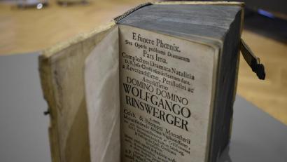 Bild: sck
Das Schaffen von Abt Wolfgang Rinswerger scheint einigen Anklang gefunden zu haben. Aus der dritten Auflage von 1729, die nach seinem Tod erschien, stammt das Exemplar, das die Stadt Auerbach jetzt für ihr Archiv gekauft hat.
