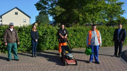 Bild: jr
Am Pfingstdienstag begann für den 19-jährigen Lukas Haberkorn (2. von rechts) ein vierwöchiges Praktikum bei der Stadtgärtnerei Mitterteich. Ziel wird sein, ihn aus den Stiftlandwerkstätten St. Elisabeth auf einen festen Außenarbeitsplatz zu bringen, so wie es Pierre Ziebarth (Mitte) schon vor sieben Jahren gelungen ist. Unterstützt wird Lukas von Stadtgärtner Willi Kilian (links), Sozialpädagogin Tamara Sommer und Bürgermeister Stefan Grillmeier.
