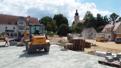 Bild: e
Die Maßnahme Dorfplatz und Zu den Linden (vor der Kirche) ist ein Millionenprojekte und gehört zu den größten in der Gemeinde Kümmersbruck. Derzeit läuft der zweite Bauabschnitt. Von den bereitgestellten 1,55 Millionen Euro wurden beim Projekt Dorfplatz tatsächlich 1,513 Millionen ausgegeben. Bei einer Maßnahme dieser Größenordnung eine „Punktlandung“, sagt Kämmerer Reinhold Wagner.