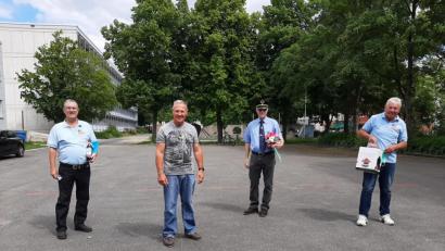 Bild: hcz
Für die "Freunde des Stadtbads" und den "7er und Kameradschaftsbund" erhielt Jubilar Andreas Baierl (Zweiter von links) Glückwünsche und Präsente von (von links) Bernhard Czichon, Peter Ertl und Hans Forster.