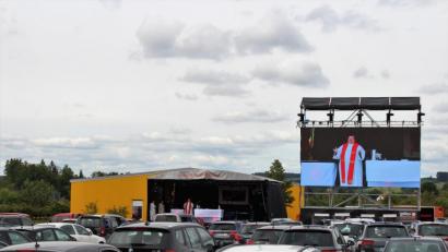 Bild: stg
Auch für die Katholische Kirche stellen die Corona-Beschränkungen eine große Herausforderung dar: Der Auto-Gottesdienst in Windischeschenbach an Pfingsten war ein innovativer Weg, um damit umzugehen.