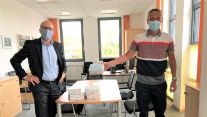 Bild: lg
500 Mund-Nasen-Masken übergab der Fördervereins-Vorsitzende Manfred Klug (rechts) an Oberstudiendirektor Ludwig Pfeiffer für die Schüler des Ortenburg-Gymnasiums.