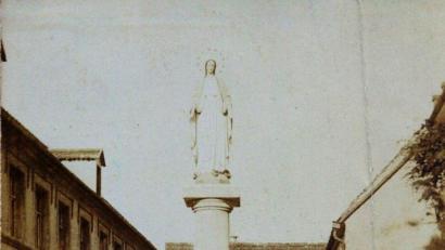 Repro: u
Ein Foto aus den 1920er-Jahren: Die Familie Schertl posiert neben der Mariensäule und dem Brunnen. Links das einstige Knabenschulhaus, rechts die damalige Sakristei der Pfarrkirche.