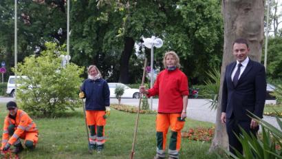 Bild: exb
Eifrig im Einsatz ist das Team der Stadtgärtnerei (von links), Fabian Schreffl, Gertrud Bergler und Alexandra Feuerer mit Oberbürgermeister Jens Meyer.