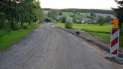 Bild: jr
Beim Ausbau der Gemeindeverbindungsstraße nach Motzersreuth wird zurzeit der Straßenkörper ausgekoffert.