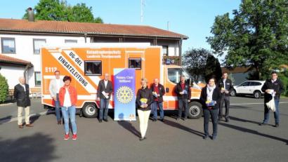 Bild: ubb
Der Rotary-Club Stiftland überreichte Gastronomiegutscheine an Helfer. Vorne von links Thomas Franz und Uschi Huber vom Rotary-Club, Dr. Susanne Seidl-Pillmeier vom Gesundheitsamt, Regierungsdirektorin Regina Kestel und Landrat Roland Grillmeier. Hinten von links Klaus Kupke, Christian Schönberger und Wolfgang Gropengießer vom Rotary-Club, Kreisbrandrat Andreas Wührl und Lorenz Müller von der Einsatzleitung, Andreas Ernstberger vom THW und Holger Schedl vom BRK.