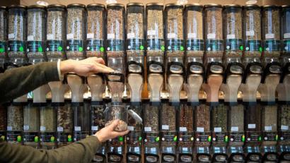 Bild: Sina Schuldt / dpa
Sogenannte Gravity Bins wie hier in einem Unverpackt-Laden in Bremen sollen auch in dem Laden in Weiden zum Einsatz kommen. Der Kunde füllt trockene Ware wie zum Beispiel Reis aus den Spendern in mitgebrachte Behälter ab.