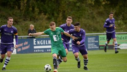 Bild: Andreas Brückmann
Andre Karzmarczyk (im grünen Trikot) bleibt zwei weitere Jahre bei der DJK Ammerthal.