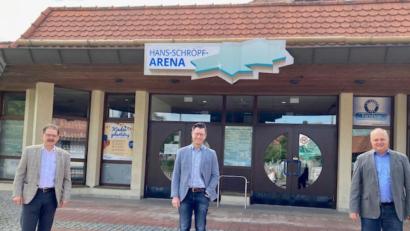 Bild: Nicole Weiß/exb
Über die Sorgen der Blue-Devils-Verantwortlichen informierte sich Landtagsabgeordneter Christoph Skutella (Mitte) bei Geschäftsführer Franz Vodermeier (links) und Vorsitzendem Thomas Siller (rechts).