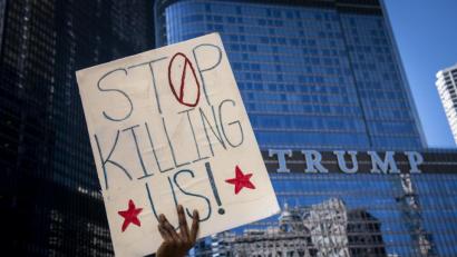 Bild: Christopher Dilts/dpa
Ein Demonstrant hält ein Plakat bei einem Protest vor dem Trump Tower. Der gewaltsame Tod des Afroamerikaners Floyd durch einen weißen Polizisten führte zu landesweiten Protesten gegen Rassismus und Polizeigewalt.
