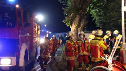 Bild: Alexander Auer
In Velburg hat es in einer Asylbewerberunterkunft gebrannt. Ein Großaufgebot an Feuerwehrleuten war im Einsatz.