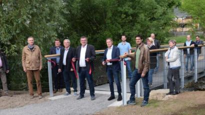 Bild: bö
Der Steg über die Lauterach wurde in den vergangenen Tagen offiziell freigegeben. Die Bürgermeister Peter Braun, Martin Bauer und Mathias Huger hatte die Ehre, das Band zu durchschneiden. Mit dabei (Dritter von links) Architekt Michael Dittmann und (Zweiter von rechts) Landschaftsarchitekt Christopher Trepesch zusammen mit den Mitgliedern des Marktgemeinderates.