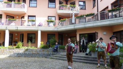 Bild: jp
Beim Auftritt der Kastler Roum Boum im Kastler Senoirenheim lauschten Bewohner und Betreuer nach der langen Besuchspause wegen Corona erfreut den Stücken der Musikanten Wastl, Dominik und Tom im Garten des Heim mit genügend Corona Abstand. Im Hintergrund Heimleiterin Monika Breunig.