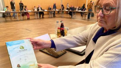 Bild: Eichl
Rita Rosner ist bestürzt: Das Findlings-Büchlein wurde beschmiert und angekokelt.