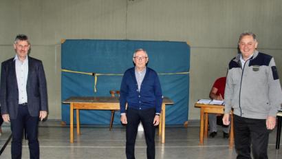 Bild: ds
Nach den Neuwahlen räumt Georg Schmid (Mitte) den Platz des Vorsitzenden für den Weigendorfer Bürgermeister Reiner Pickel (links), der ebenso wie sein Stellvertreter Gerhard Pirner (rechts) ein einstimmiges Votum erhielt.