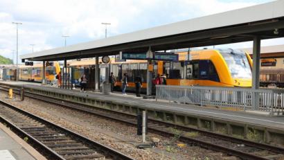 Bild: Gerhard Götz
Auf der Bahnstrecke Hoof-Regensburg über Schwandorf (Bild) ziehen noch Diesel-Loks die Züge. Das soll sich nun ändern.- Die Pläne für die Elektrifizierung laufen.