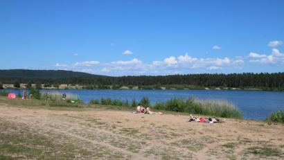 Bild: sne
Die Badesaison am Freizeitsee Dießfurt hat begonnen. Parallel laufen Gespräche über die zukünftige Nutzung des Kiesabbaugebiets.