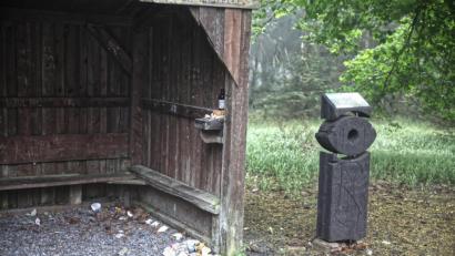 Bild: JOCHEN NEUMANN 
ERBENDORF
Am Unterstellhäuschen beim Oberpfalzturm wird von Bierflaschen, Zigarettenschachteln bis zu Papier und Verpackungsmaterial alles einfach zurückgelassen.