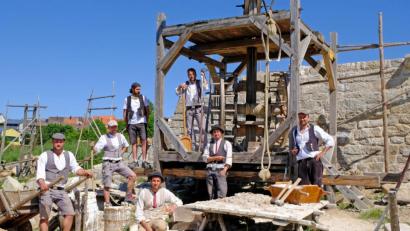 Bild: Ilona Hunsperger/exb
Armin Troppmann, Robert Mois, Adam Jopek, Wandergeselle Andreas Mann, Michal Dvořák, Wandergeselle Arthur Duttenhöfer und Martin Koudele (von links) haben am Pfingstwochenende mit dem Weiterbau der Reisestation Kaiser Karl IV. begonnen. Hier entsteht in Kürze auch das erste Gebäude, das Gesindehaus.