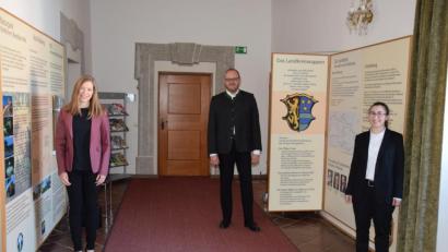 Bild: exb/Claudia Prößl
Landrat Andreas Meier begrüßt Constanze Schmucker (links) und Julia Schug (rechts) im Landratsamt.