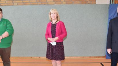 Bild: no
Beim Schulverband der Grundschule Illschwang teilen sich nach wie vor (von links) stellvertretender Vorsitzender Dieter Dehling und Vorsitzende Brigitte Bachmann die Führungsaufgaben. Mit im Bild der Leiter der Verwaltungsgemeinschaft Illschwang, Siegfried Holler.