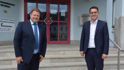 Bild: jr
Prominenter Besuch am Freitagnachmittag im Mitterteicher Rathaus. Bürgermeister Stefan Grillmeier (links) hieß Europaabgeordneten Christian Doleschal zum Antrittsbesuch und Meinungsaustausch willkommen. Beide waren sich einig, auch künftig auf Zusammenarbeit zu setzen.
