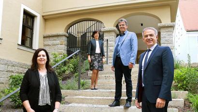 Bild: exb
Das engere Lichtblicketeam im Landratsamt nach einem ersten Abstimmungsgespräch
(vorne von links): Claudia Grillmeier und Landrat Roland Grillmeier sowie (hinten) Annegret Dworschak und Walter Brucker).