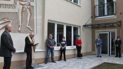 Bild: dl
Bürgermeister Walter Schauer, Pfarrer Eugen Wismeth, Stefan Hammerl, Christian Hammerl, Daniela Hammerl, Johann Bohmann und Edi Krämer (von links) bei der Segnung der Pflegeeinrichtung.