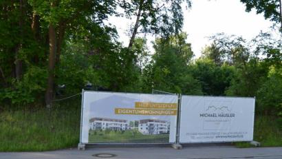 Bild: pko
In diesem Bereich hinter den Werbetransparenten, der an der Konrad-Adenauer-Straße in Neunburg liegt, sollen die Eigentumswohnungen entstehen.