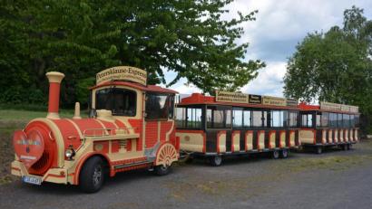 Bild: jr
Grünes Licht gab der Gemeinderat von Bad Neualbenreuth für die Umsetzung des Projekts „Bäderbahn“. Vorbild ist der "Petersklausenexpress“ der Familie Lang im benachbarten Großbüchlberg. Die Marktgemeinde hat hat einen Förderantrag an Leader gestellt und hofft auf 60 Prozent Förderung.