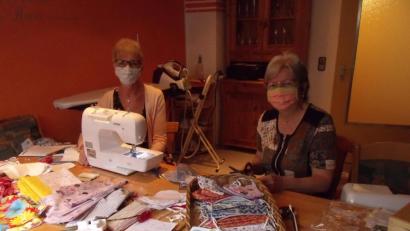 Gertrud Werner (links) und Andrea Rothballer an ihrem Arbeitsplatz