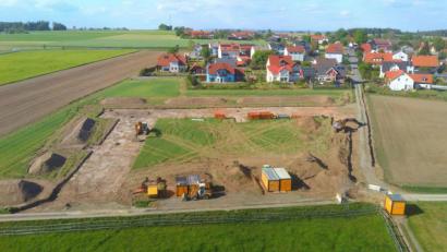 Bild: bk
Ein neues Baugebiet entsteht in Thansüß, hier ein Blick von Süden her.