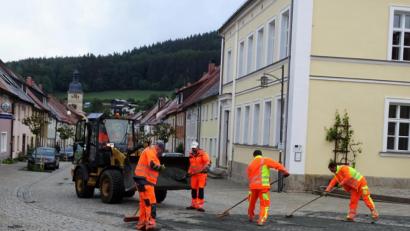Bild: hl
Die Männer des Bauhofs bei ihrer hoffentlich erolgreichen Aufsandungsmaßnahme. .