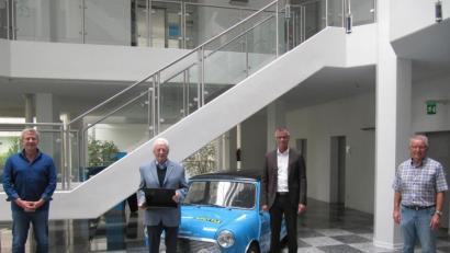 Bild: Gerhard Fleischmann
Im Foyer der Firmenzentrale von Conrad Electronic bedankt sich Konrektor Lothar Tripke (links) bei Unternehmer Klaus Conrad (Zweiter von links) für die Unterstützung des digitalen Unterrichts. Erfreut darüber zeigen sich auch Bürgermeister Hermann Falk (Zweiter von rechts) und Stadtrat Rudolf Wild.