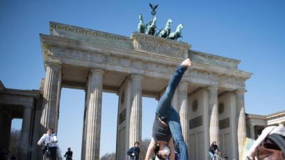 Bild: Jörg Carstensen/dpa
Yoga vor dem Brandenburger Tor. Ab dem 8. Juni sind auch in Bayern Yogakurse im Freien unter Einhaltung von Hygiene- und Abstandsregeln mit bis zu 20 Personen erlaubt.