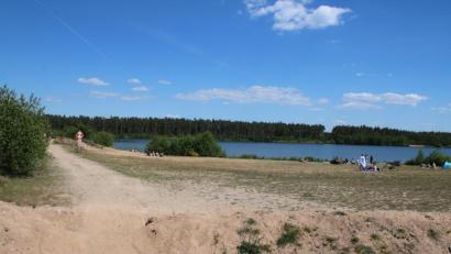 Bild: sne
Am Freizeitsee Dießfurt liegen die Menschen schon in der Sonne. Gerald Morgenstern (CSU) möchte, dass sich die Stadt um eine langfristige touristische Nutzung bemüht.