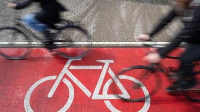 Bild: Friso Gentsch
Seit 28. April 2020 gelten die neuen Regeln in der Straßenverkehrsordnung (StVO). Neuerungen und Ergänzungen sollen das Fahrradfahren sicherer machen.