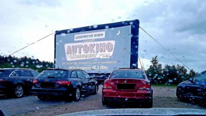 Bild: Christopher Dotzler
Wer hätte das gedacht: In Wackersdorf werden die neuesten Filme derzeit in einem Autokino gezeigt.