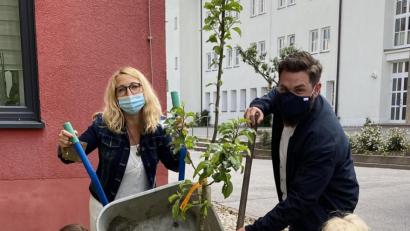 Bild: krb
Eltern, Kindern und auch Bürgermeister Sebastian Dippold packen bei der Baumpflanzaktion an der Neustädter Grundschule an.