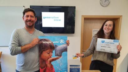 Bild: Sabrina Herl/exb
Geschäftsführer Oliver Pongratz und Mitarbeiterin Isabella Steven haben die Spendensumme von 3700 Euro aus der Wintersaison 2019/2020 an Unicef weitergeleitet..